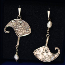 Upsidedown pearl earrings